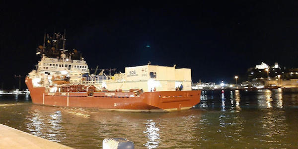 La nave di soccorso Ocean Viking attracca al porto di Ancona in Italia con 37 migranti a bordo – Libia Update News
