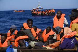 Almost 1000 migrants reach Italian Lampedusa by boat