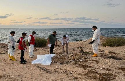 Libyan Red Crescent recovers a body from Gargaresh beach Libyan Red Crescent recovers a body from Gargaresh beach
